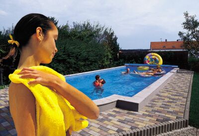 ISOSTONE Pool mit Frau und gelbem Handtuch